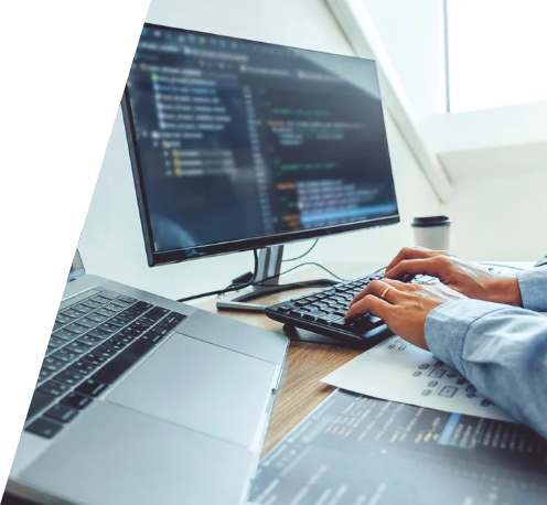 Человек работающий за компьютером