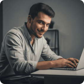 Хитрый мужчина с ноутбуком