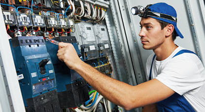 Электрик у оборудования
