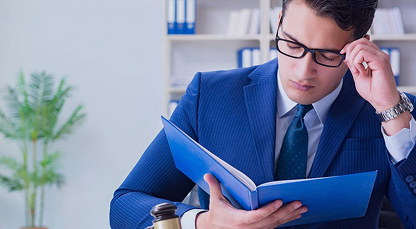 Деловой человек с книгой